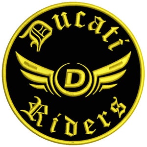 Könnte beinhalten: Ein gestickter schwarzer und goldener Aufnäher mit dem Text "Ducati Riders" in einer stilisierten Schriftart. Ein geflügeltes "D" ist in der Mitte des Aufnähers platziert.