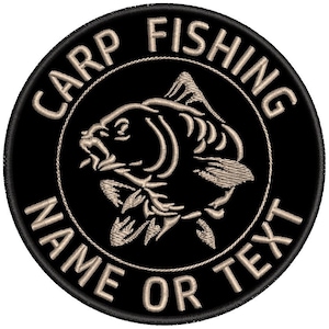 Op de afbeelding: Zwarte en bruine geborduurde patch met een karpervisontwerp. De tekst "Carp Fishing Name or Text" staat rond de rand van de patch.