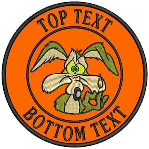 Puede incluir: Parche bordado circular con un personaje de coyote de dibujos animados con ojos verdes y una mecha encendida. El parche tiene un fondo naranja y un borde negro. El texto "TOP TEXT" y "BOTTOM TEXT" está bordado en el parche.