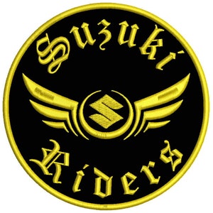 Può includere: Una toppa ricamata nera e dorata con il testo "Suzuki Riders" in un font stilizzato. La toppa presenta un emblema alato con il logo Suzuki "S" al centro.