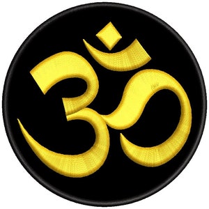 Op de afbeelding: Een geborduurde patch in zwart en goud met het Om-symbool, een heilig geluid in het hindoeïsme en boeddhisme.