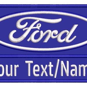 Könnte beinhalten: Gestickter Aufnäher mit dem Ford-Logo in Weiß auf einem blauen Oval, mit dem Wort "Ford" in einer stilisierten Schrift. Darunter der Text "Your Text/Name" in Weiß, alles auf blauem rechteckigem Hintergrund.