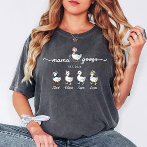 Comfort Colors® Mama Goose-shirt, gepersonaliseerd mama-shirt, aangepast shirt met kindernamen, T-shirt moeder est jaar, T-shirt familiegans, cadeau moeder