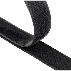 Könnte beinhalten: Nahaufnahme eines schwarzen Klettverschlussbandes, das die strukturierte Oberfläche der Haken- und der Schlaufenseite zeigt. Das Band ist gebogen und zeigt die Kleberückseite.