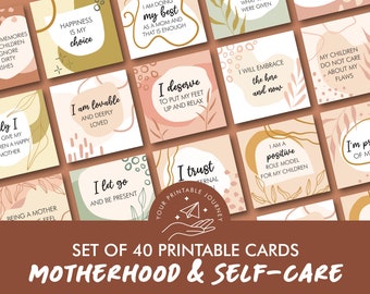Puede incluir: Conjunto de 40 tarjetas imprimibles con afirmaciones para la maternidad y el autocuidado. Las tarjetas presentan un diseño minimalista con formas abstractas y elementos florales en tonos marrones, rosas y verdes. El texto en las tarjetas incluye frases como "La felicidad es mi elección", "Soy adorable", "Merezco poner mis pies en alto y relajarme", y "Soy un modelo positivo para mis hijos".