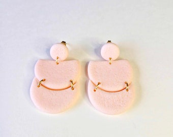 boucles d'oreilles, boucles d'oreilles en pâte polymère, couleur rose clair, faites main en France, modèle Marella