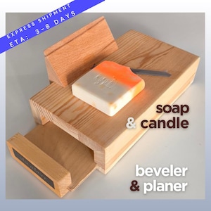 Può includere: Una smussatrice e pialla in legno per sapone e candele. La struttura in legno smussata contiene una saponetta con colori arancione e bianco. Il testo "soap & candle" e "beveler & planer" è visibile.
