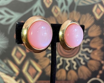 Pendientes de clip vintage con cabujón rosa claro lechoso y cúpula dorada, pendientes llamativos y ligeros