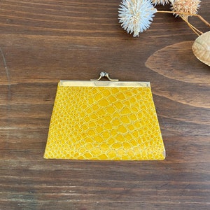 Vintage kleine gelbe Geldbörse aus echtem Leder, leuchtend gelbe Schlangenleder-Geldbörse mit Kiss-Lock-Verschluss, Organisation, hergestellt in Italien