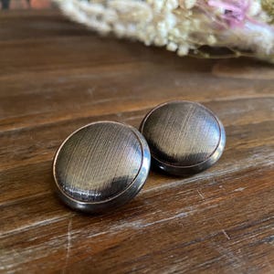 Vintage gebürstetes Silber und schwaches kupferfarbenes Metall, runde Disk-Ohrringe, leichte, minimalistische Ohrringe