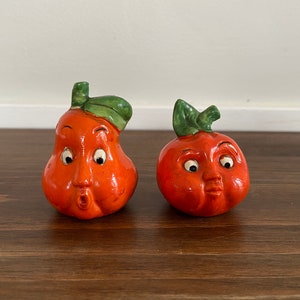 Vintage Orange Pear and Tomato Salt and Pepper Shakers, Retro Salt and Pepper Shakers, Anthropomorphic Fruit Kitchen Decor, Orange MCM