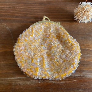 Vintage Small Yellow Seed Bead and Sequence Beaded Coin Purse with Kiss Lock Clasp, Small Change Purse Organization, Fashion Accessory