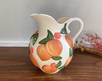 Vintage Claire Burke Keramikkrug mit Pfirsichen und Blumen, Frühlings-Sommer-Saft-Wasserkrug, strukturiertes 3-D-funktionelles Küchendekor