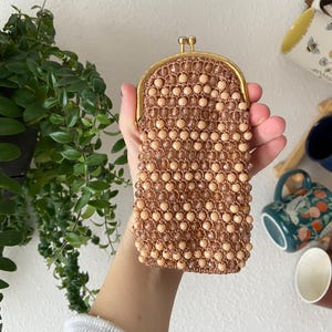 Monedero pequeño vintage con cuentas en color crema moca y beige tostado, con cierre de boquilla, organizador para cambio.