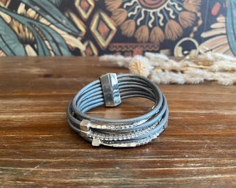 アクセサリー deal design leather bangle silver Vintage 7 Stranded Silver Cord and Hammer Beaded Leather Tube