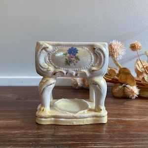 Portagioie vintage in porcellana dipinta a mano con piedini e motivo floreale in rilievo, color crema, oro e blu, stile Art Nouveau, scatola per sigarette aperta con posacenere