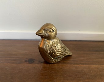 Figura de pájaro vintage de latón macizo, pisapapeles de pájaro pequeño y pesado, estatua de pájaro, figura de animal de latón, decoración de pájaro boho dorada