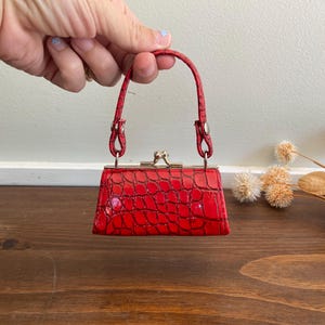 Vintage Hell Rot Faux Alligator Leder Micro Geldbörse, Miniatur Lippenstift und Schlüssel Tasche mit Kiss Verschluss
