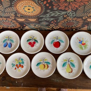 Vintage Westmoreland Milchglas Hobnail Rand Obst Dessert Teller, 7 "Durchmesser, Blumen, Pfirsiche, Apfel, Birne, Erdbeeren, Kirschen, Pflaumen