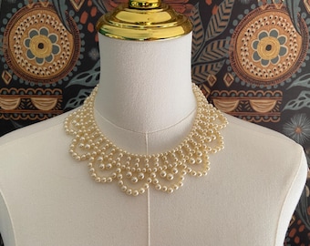 Gargantilla vintage festoneada con perlas sintéticas, collar babero para boda, joyería vegana de segunda mano, collar nupcial color marfil, pieza elegante y llamativa.