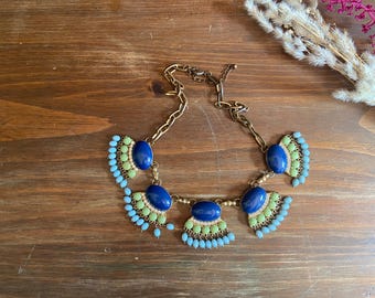 Collar babero grueso con cabujones grandes de resina con forma de pluma de pavo real estilo Y2K, diamantes de imitación y cuentas colgantes, latón azul marino menta turquesa.