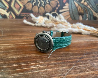 1990 Guess Dark Moody Gunmetal Face Emerald Green Alligator Print Leather Band Ladies Wristwatch, Stainless Steal Quartz Japan, Numberless