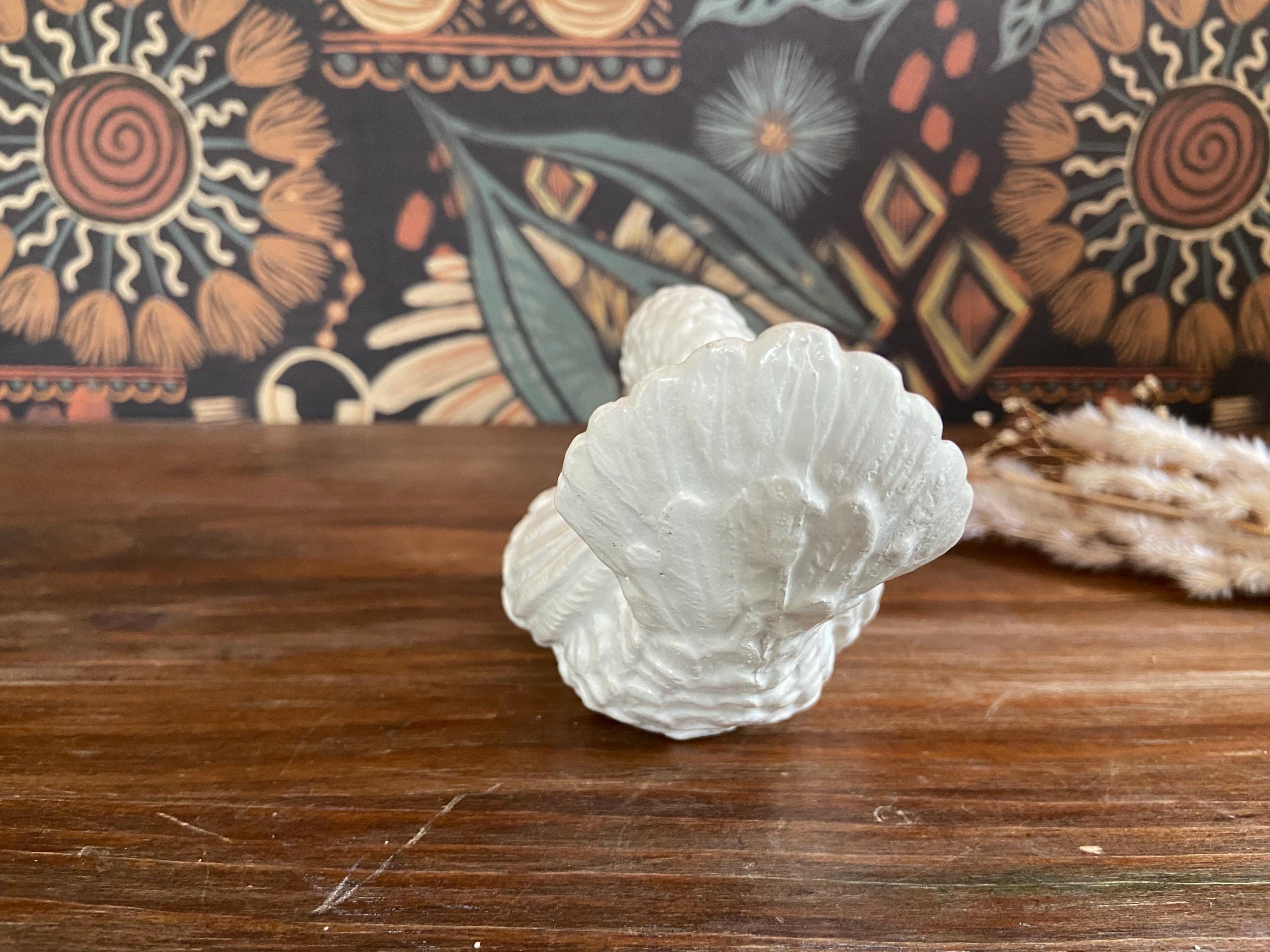 ヴィンテージの質感のある精巧な白い鳩、彫刻された鳥、白いラブバード