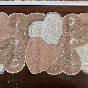 PIER 1 Chemin de table coeurs perlés Saint Valentin, 36 x 13", décoration de table rose ivoire or argent, linge de table, dessus de table, table pour cartes de mariage