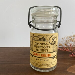 Puede incluir: Un tarro de vidrio con cierre de alambre y una etiqueta que dice "Grandma Wheaton's Receipts Corn Relish Net Wt. 8 oz."