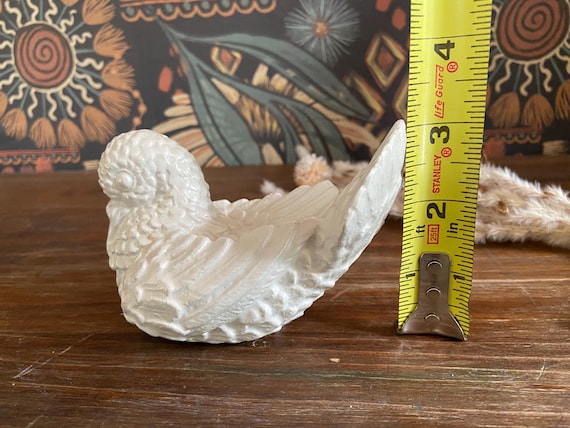 ヴィンテージの質感のある精巧な白い鳩、彫刻された鳥、白いラブバード