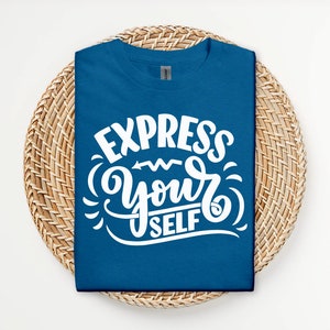 Op de afbeelding: Een blauw t-shirt met de tekst "Express Yourself" in witte letters.