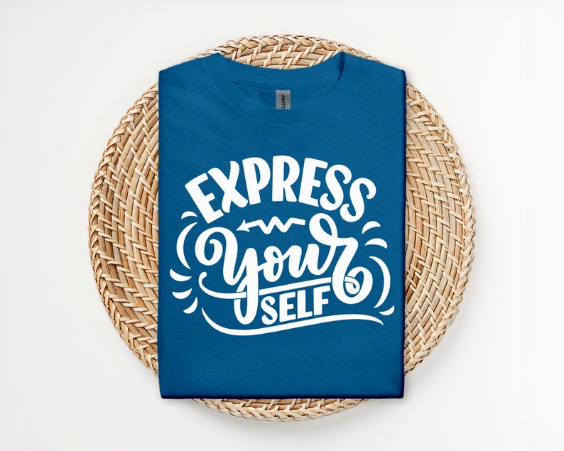 Op de afbeelding: Een blauw t-shirt met de tekst "Express Yourself" in witte letters.