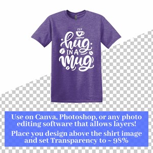 Puede incluir: Camiseta morada con un gr&aacute;fico blanco que dice "hug in a mug" con un dise&ntilde;o de taza de caf&eacute; y vapor.