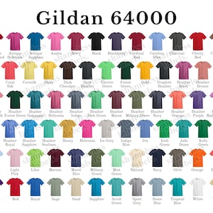 K&ouml;nnte beinhalten: Eine Auswahl an Gildan 64000 T-Shirts in verschiedenen Farben, darunter Antique Cherry Red, Schwarz und Carolina Blue. Jedes T-Shirt ist mit seinem Farbnamen beschriftet und bietet eine breite Palette. Der Text "Gildan 64000" befindet sich oben.