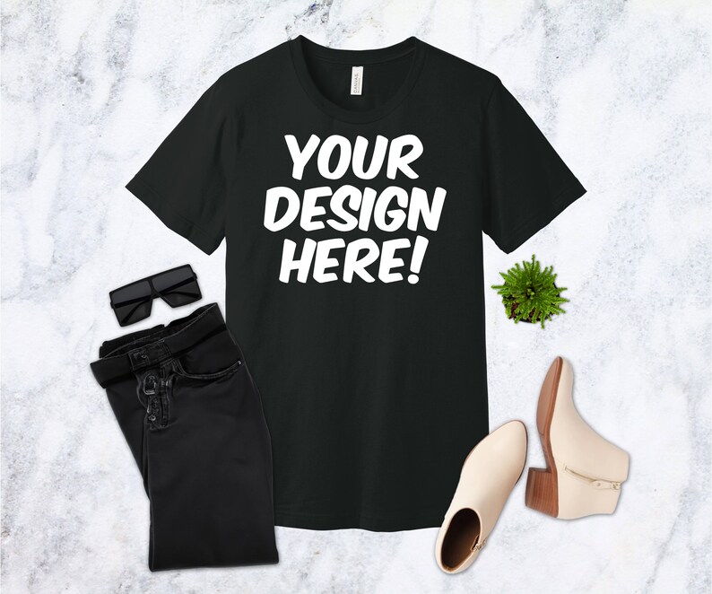 K&ouml;nnte beinhalten: Schwarzes T-Shirt mit wei&szlig;em Text, der "YOUR DESIGN HERE!" lautet.