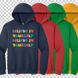 Puede incluir: Cinco sudaderas con capucha en diferentes colores: azul marino, rojo, verde, amarillo y azul claro. La sudadera azul marino tiene el texto "Believe in yourself Believe in yourself" impreso en la parte delantera en letras de colores.