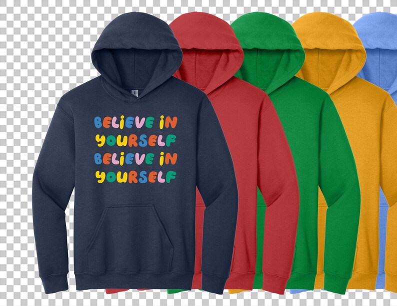 Puede incluir: Cinco sudaderas con capucha en diferentes colores: azul marino, rojo, verde, amarillo y azul claro. La sudadera azul marino tiene el texto "Believe in yourself Believe in yourself" impreso en la parte delantera en letras de colores.
