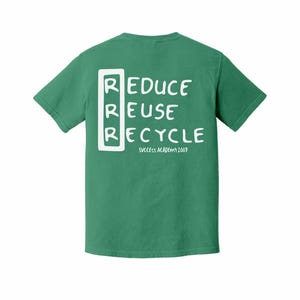 Pu&ograve; includere: T-shirt verde con le parole "REDUCE, REUSE, RECYCLE" in lettere bianche. Le lettere "R" sono in un rettangolo bianco. Sotto c'&egrave; la scritta "SUCCESS ACADEMY 2007".