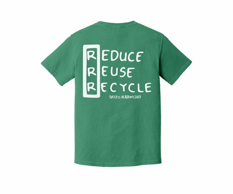 Pu&ograve; includere: T-shirt verde con le parole "REDUCE, REUSE, RECYCLE" in lettere bianche. Le lettere "R" sono in un rettangolo bianco. Sotto c'&egrave; la scritta "SUCCESS ACADEMY 2007".