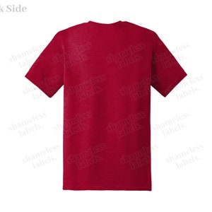 Puede incluir: Una camiseta roja con las palabras "shameless labels" repetidas en toda la espalda.