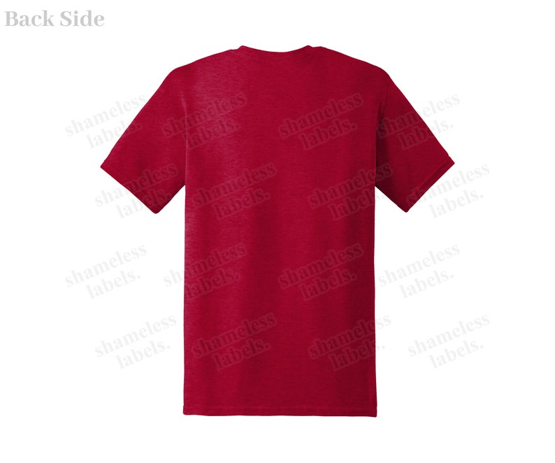 Puede incluir: Una camiseta roja con las palabras "shameless labels" repetidas en toda la espalda.