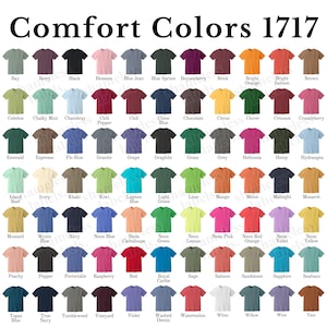 Pu&ograve; includere: Una tabella colori di magliette Comfort Colors 1717, che mostra una vasta gamma di tonalit&agrave;. L'immagine mostra una variet&agrave; di colori, ognuno etichettato con il suo nome, tra cui sfumature di blu, verde, rosa e altro. Il testo "Comfort Colors 1717" &egrave; in alto.