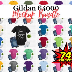 K&ouml;nnte beinhalten: Ein Mockup-Bundle mit Gildan 64000 T-Shirts in 74 Farben. Jedes Shirt wird mit Jeans und wei&szlig;en Schuhen pr&auml;sentiert. Der Text "Your Design Here" ist auf einem schwarzen T-Shirt zu sehen.