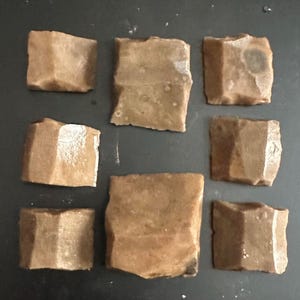 Puede incluir: Un letrero de madera rústica con el texto "Welcome to our home" en un estilo manuscrito. El letrero presenta un acabado envejecido y un diseño simple y acogedor, perfecto para un porche o entrada.