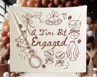 Könnte beinhalten: Ein beiger Banner mit braunem Text, der "A Tini Bit Engaged" lautet. Der Banner zeigt Illustrationen von Champagnerflöten, Kaffeebohnen, Hochzeitsglocken und einem Ring.