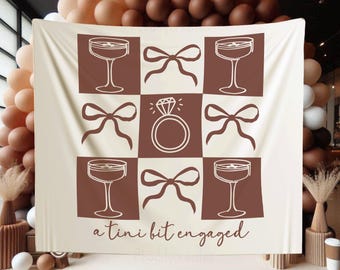 Könnte beinhalten: Ein weißes Banner mit braunen Quadraten, die Illustrationen von Martini-Gläsern, Diamantringen und Schleifen zeigen. Der Text "a  tini bit engaged" ist unten auf dem Banner in Braun gedruckt.