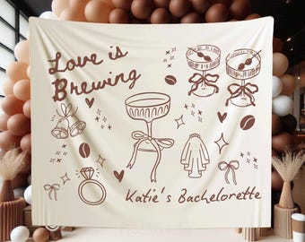 Könnte beinhalten: Ein beigefarbener Hintergrund mit braunem Text, der "Love is Brewing" und "Katie's Bachelorette" lautet. Der Hintergrund ist mit Illustrationen von Kaffeebohnen, Hochzeitsglocken, einer Champagnerflöte und einem Schleier verziert.