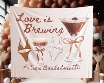 Könnte beinhalten: Ein rosa Hintergrund für eine Junggesellinnenabschiedsparty mit dem Text "Love is Brewing" und einem braunen Cocktailglas mit einer braunen Schleife. Der Hintergrund zeigt auch drei braune und weiße Bikinioberteile und -unterteile.