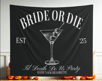 Pode incluir: Faixa de despedida de solteira em preto e branco com o texto "Bride or Die Est '25 Til Death Do Us Party Katie's Bachelorette" e uma taça de martini com azeitonas.