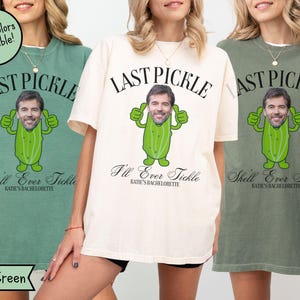 Może przedstawiać: T-shirty w kolorze jasnozielonym, kremowym i mchu z nadrukiem z kreskówkowym ogórkiem i napisem "LAST PICKLE". Koszulki zawierają również frazy "I'll Ever Tickle" i "Shell Ever Tickle" z napisem "KATIE'S BACHELORETTE" poniżej.